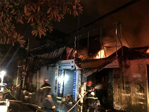 Cháy ở Hà Nội: Cháy cửa hàng kinh doanh ở đường Lĩnh Nam